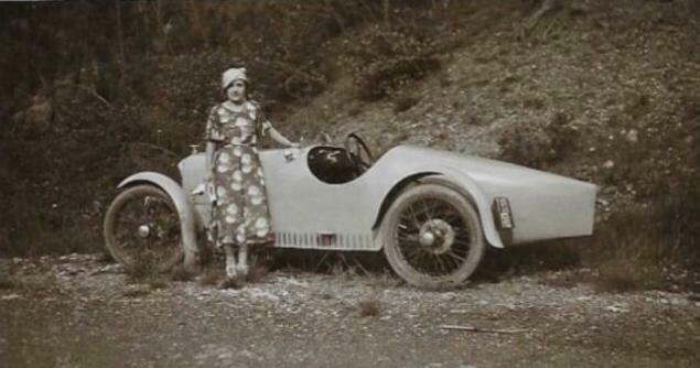 Wie herkent deze mevrouw/auto (Amilcar) twintiger jaren, Ophalen of Verzenden