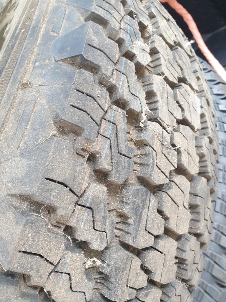 Pneu Goodyear hiver 17" 245/75, Enlèvement