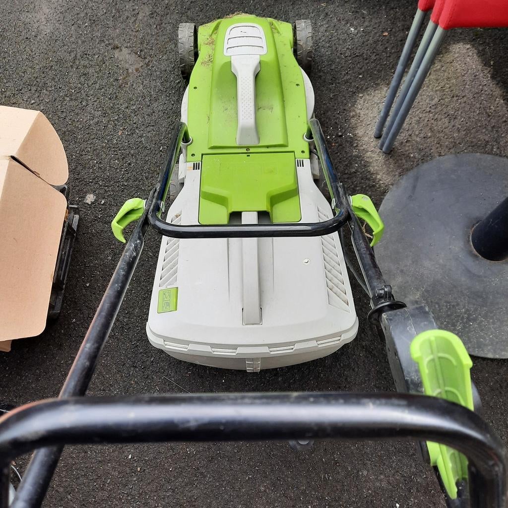 Machine à gazon, fonctionne ! 30 euros. Nécessite un entreti, Enlèvement, Utilisé
