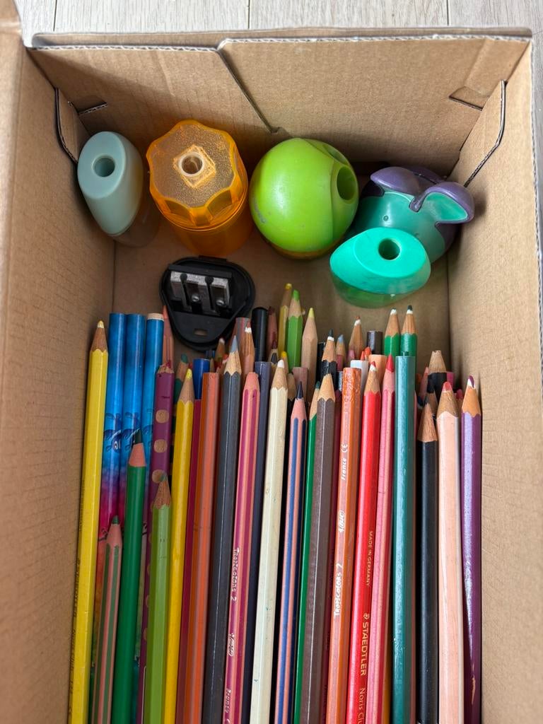 Boîte de crayons de couleur et taille-crayons, Enlèvement ou Envoi, Utilisé, Crayon ou Feutre