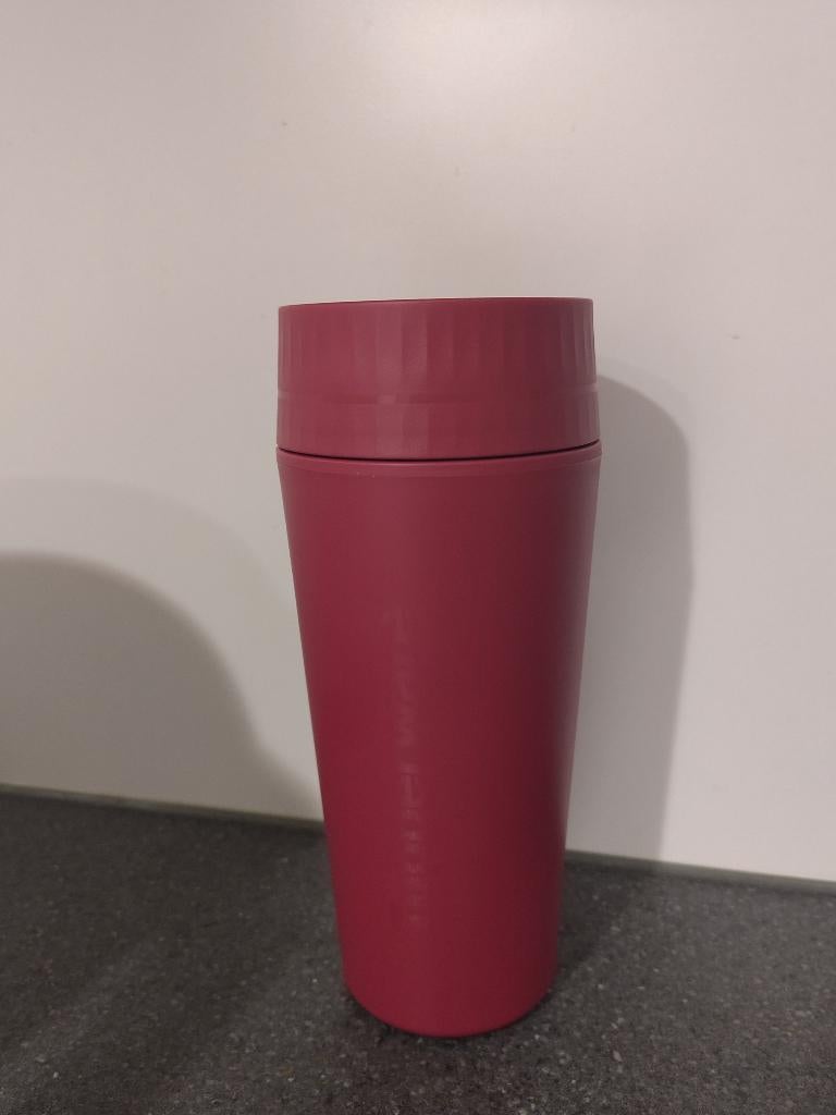 TUPPERWARE : TASSE COMMUTER 360, Maison & Meubles, Cuisine| Tupperware, Enlèvement ou Envoi, Neuf, Rouge, Autres types
