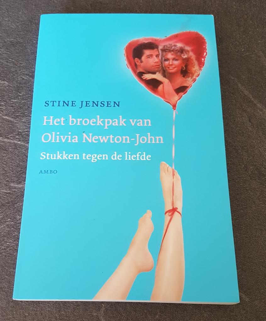 boek: Het broekpak van Olivia Newton John, Ophalen of Verzenden, Zo goed als nieuw, Stine jensen