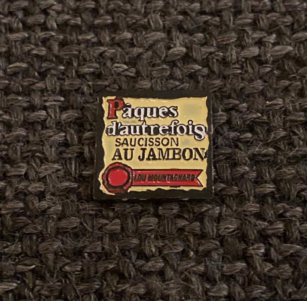PIN - PÂQUES D'AUTREFOIS - SAUCISSON AU JAMBON, Envoi, Utilisé, Marque, Insigne ou Pin's