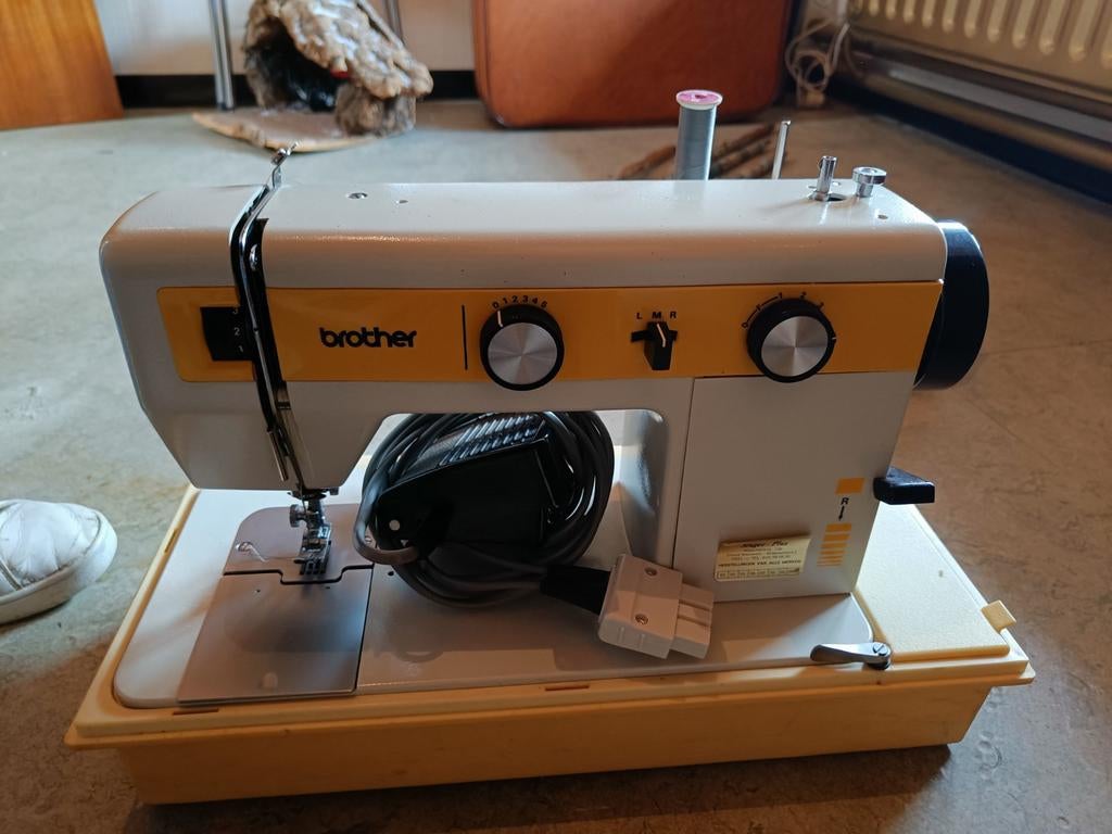 Retro naaimachine in draagkoffer, Enlèvement ou Envoi, Utilisé, Machine à coudre, Brother