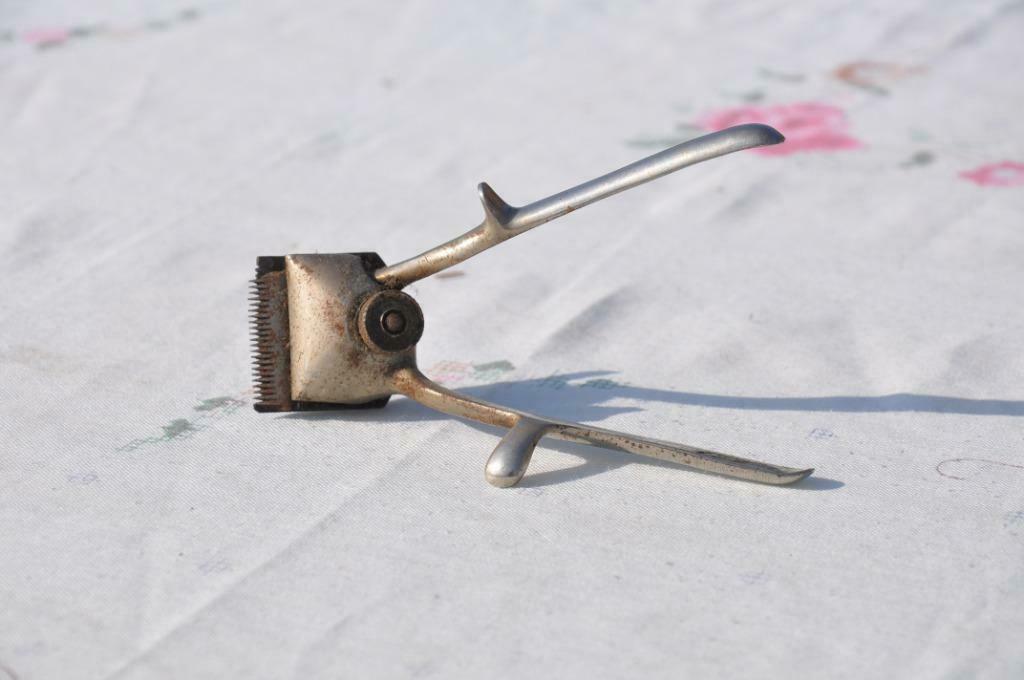 §  ancienne tondeuse de coiffeur manuelle petit model, Antiquités & Art, Enlèvement ou Envoi