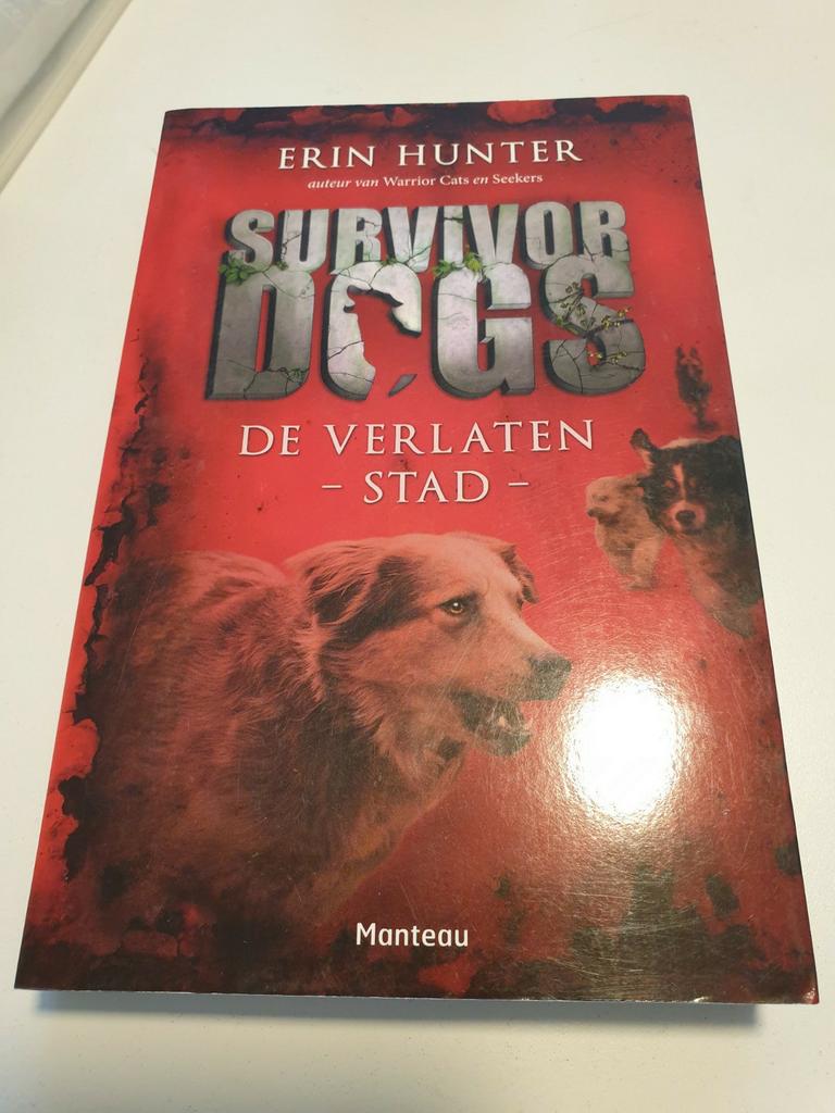 Erin Hunter - De verlaten stad. SURVIVOR DOGS deel 1, Ophalen of Verzenden, Zo goed als nieuw, Erin Hunter