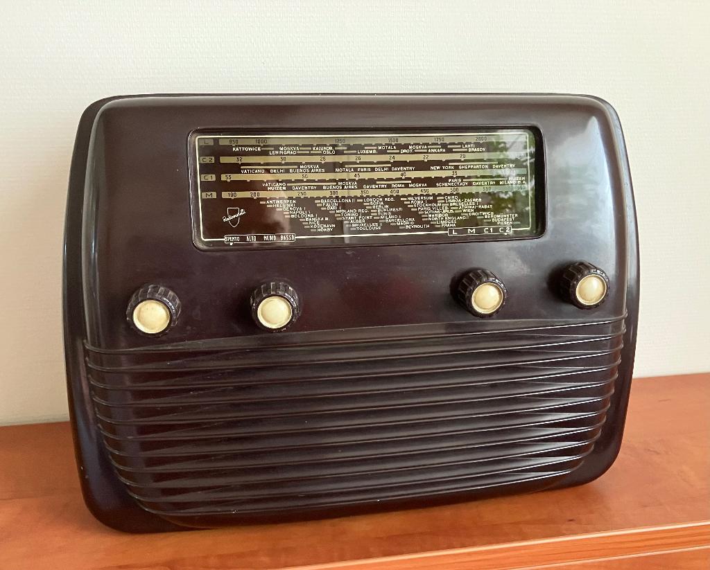 Radio Radiomarelli bakeliet model 10A15/B, Ophalen