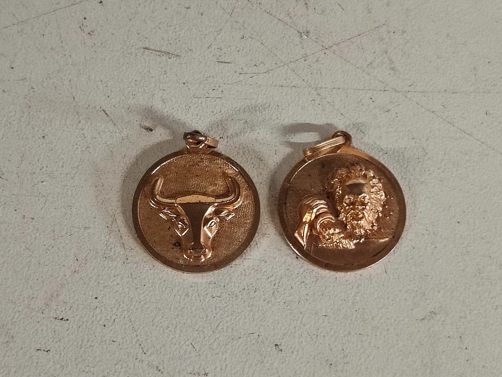 Lot van 2 bedels / hangertjes horoscoop - Waterman & stier, Ophalen of Verzenden, Zo goed als nieuw