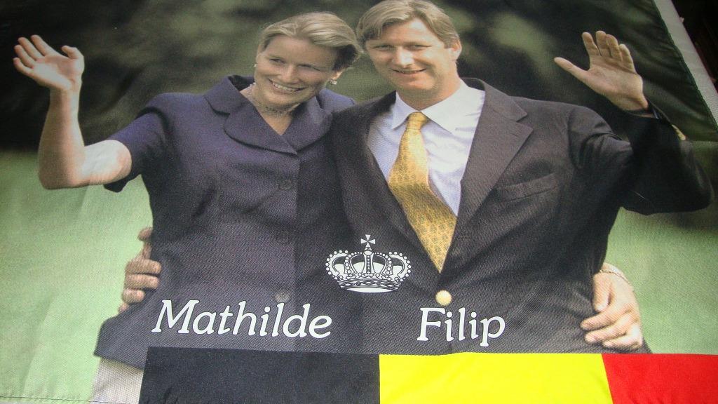 verlaagd: Vlag polyester Koningspaar Filip & Mathilde, Verzamelen, Ophalen of Verzenden, Nieuw, Overige typen