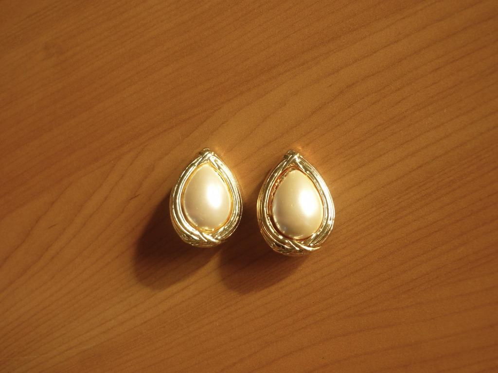 Gratis Goudkleurige druppel oorbellen clips oorclips beige, Enlèvement ou Envoi, Beige