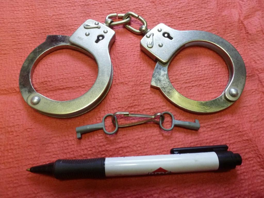 menottes pour enfants - jeux de Police et bandits, Enlèvement ou Envoi, Utilisé