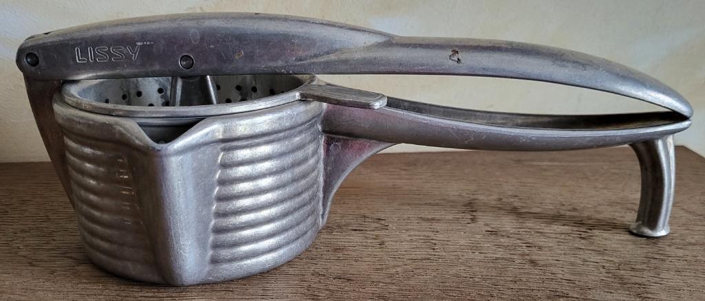 LISSY Swiss Patent VINTAGE fruitpers van aluminium, Antiek en Kunst, Ophalen of Verzenden