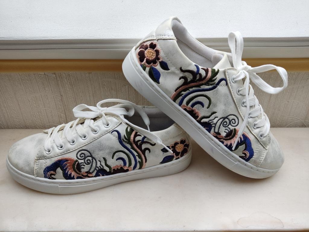 damessneakers van imitatieleer met borduursel op de achterka, Schoenen met lage hakken, Wit, Ophalen of Verzenden, Zo goed als nieuw