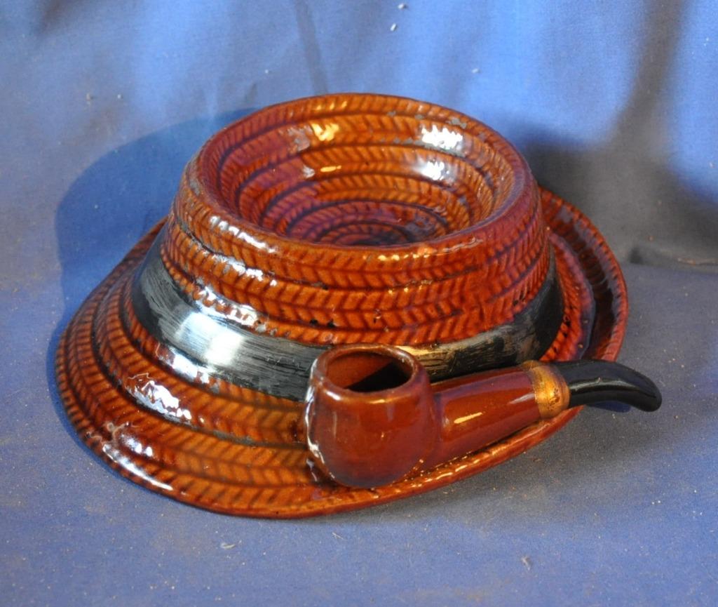 cendrier forme chapeau avec pipe en terre cuite emaillée, Verzamelen, Rookartikelen, Aanstekers en Luciferdoosjes, Gebruikt, Asbak