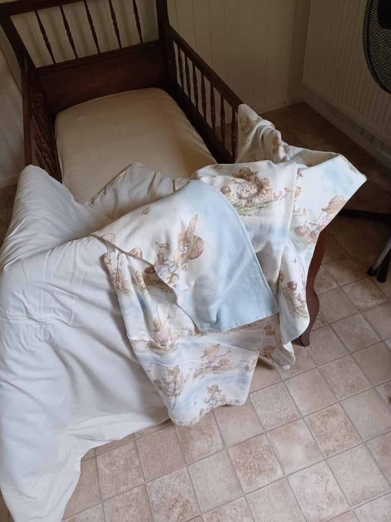 Babybedje klassiek bruin eiken, Ophalen, Gebruikt, 70 tot 85 cm, Matras