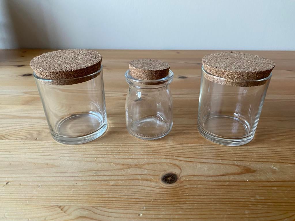 2 grote en 1 klein glaasje met kurken deksel, Ophalen, Zo goed als nieuw