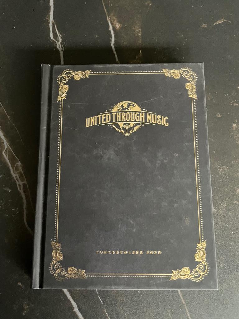 Tomorrowland united trough music boek met 3 cd’s