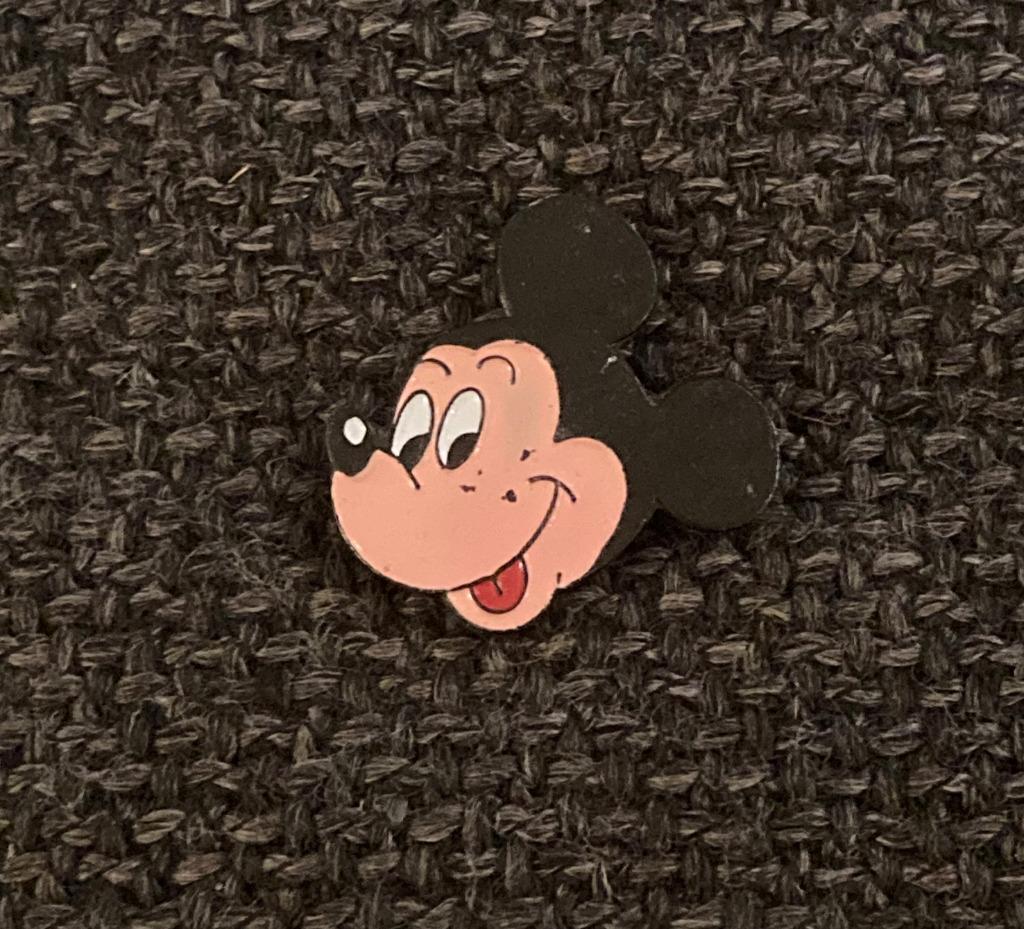 PIN - DISNEY - MICKEY MOUSE, Envoi, Utilisé, Figurine, Insigne ou Pin's