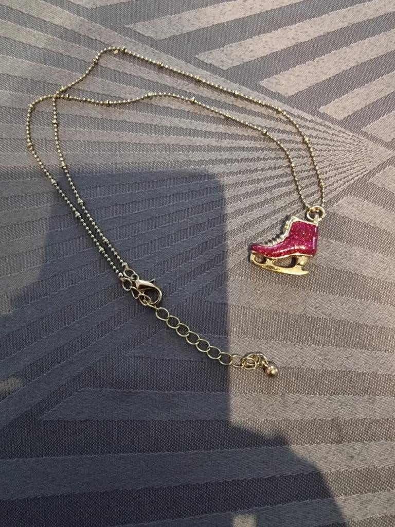 Nieuw en ongedragen wondermooie Halsketting met een schaatss, Handtassen en Accessoires, Kettingen, Nieuw, Ophalen of Verzenden
