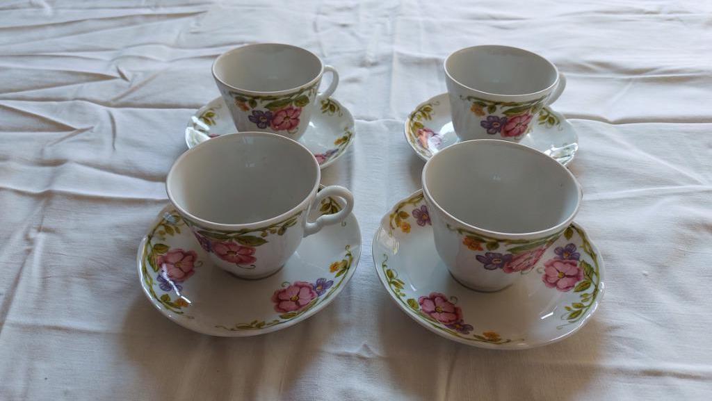 Lot de quatre tasses et sous-tasses fleuries vintage, Antiquités & Art, Curiosités & Brocante, Enlèvement ou Envoi
