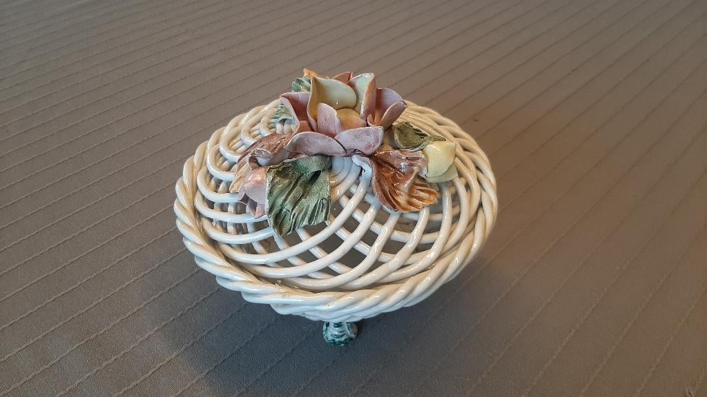 BASSANO porseleinen/keramiek mandje vintage, Antiek en Kunst, Ophalen