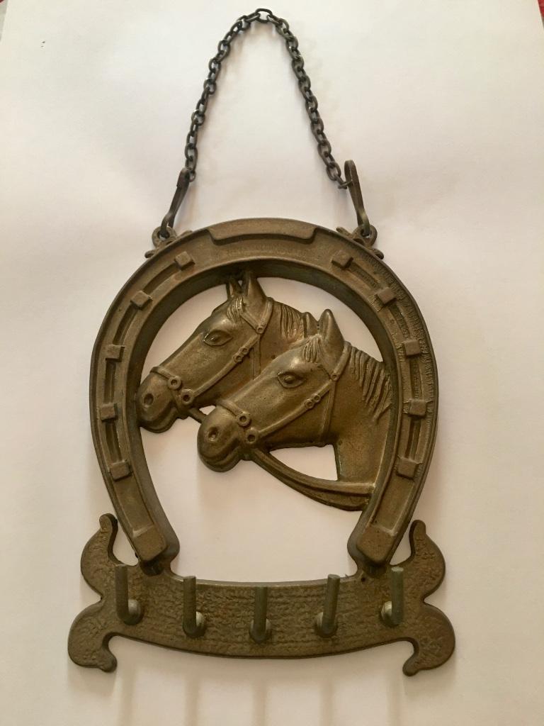 hoefijzer met paardenkoppen, Enlèvement