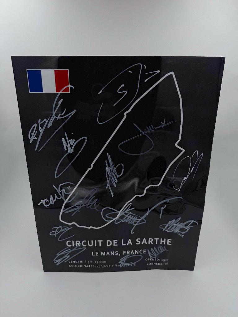 Plaque Le Mans metal signé par 15 vainqueurs des 24H du Mans, Verzamelen, Ophalen of Verzenden