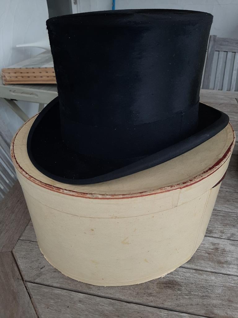 chapeau haut de forme en cqstor état neuf T 55 cm, Vêtements | Femmes, Enlèvement ou Envoi, Comme neuf, Chapeau