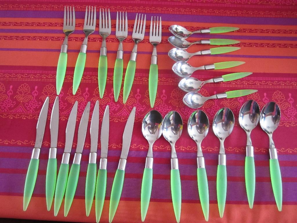 MENAGERE 24 COUVERTS MANCHES TRANSLUCIDES VERT LIME, Enlèvement ou Envoi, Comme neuf, Ensemble de couverts