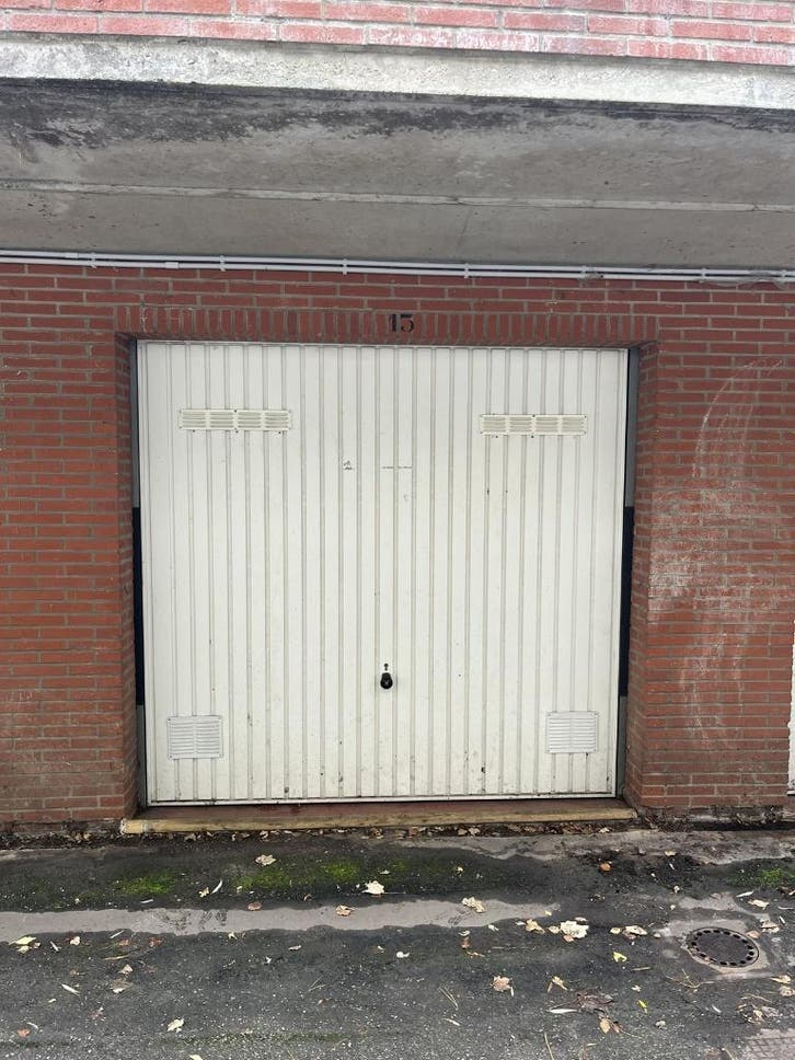 Garage fermé à 1150 Woluwe Saint Pierre, porte électrique