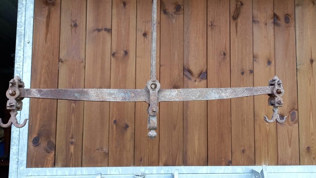 Oude balans met elegant smeedwerk, Antiek en Kunst, Ophalen