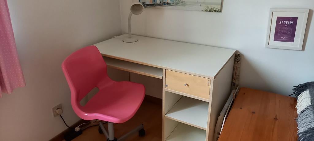 Desk, chair and lamp, Huis en Inrichting, Bureaus, Ophalen, Met wielen, Zo goed als nieuw