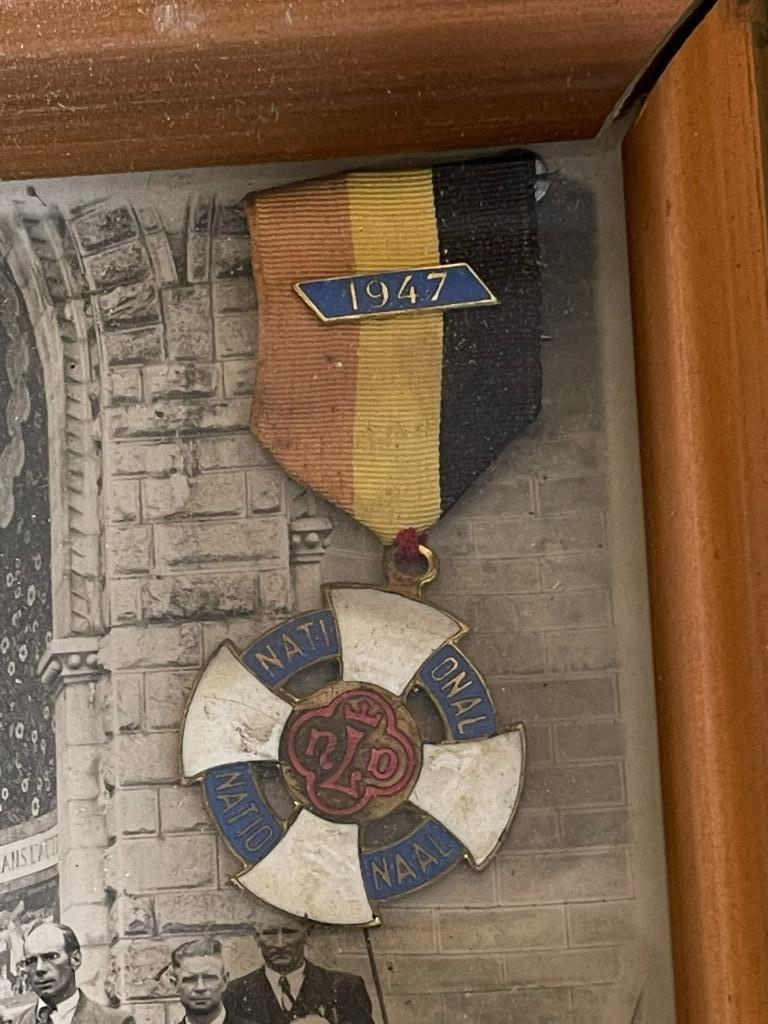 Kader met groepsfoto met medaille Belgie, Ophalen