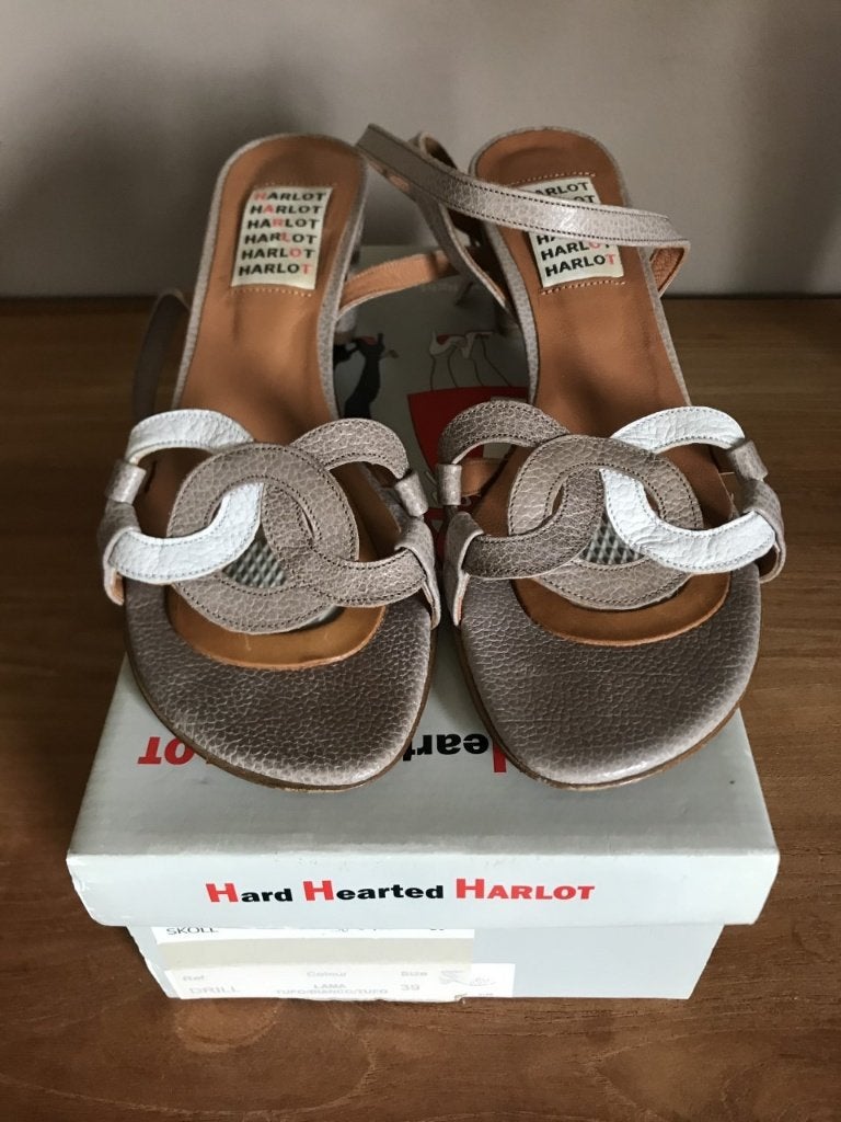 Taupe/witte sandalen van Hard, haerted, Harlot, maat 39, Kleding | Dames, Bruin, Zo goed als nieuw, Hard, haerted, Harlot, Sandalen of Muiltjes