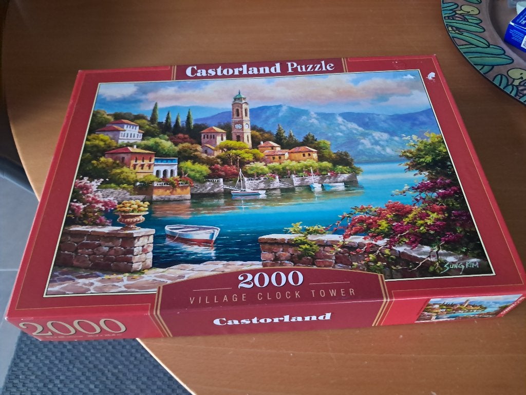Castorland puzzel 2000 st. bijna nieuw, village clock tower, Ophalen of Verzenden, Meer dan 1500 stukjes, Gebruikt, Legpuzzel