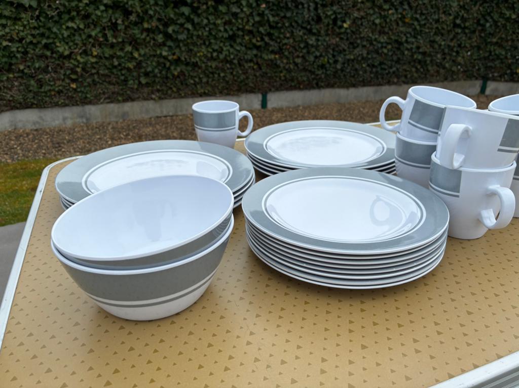 Servies in melamine – compleet set (25 stuks), Caravans en Kamperen, Kampeeraccessoires, Gebruikt, Ophalen