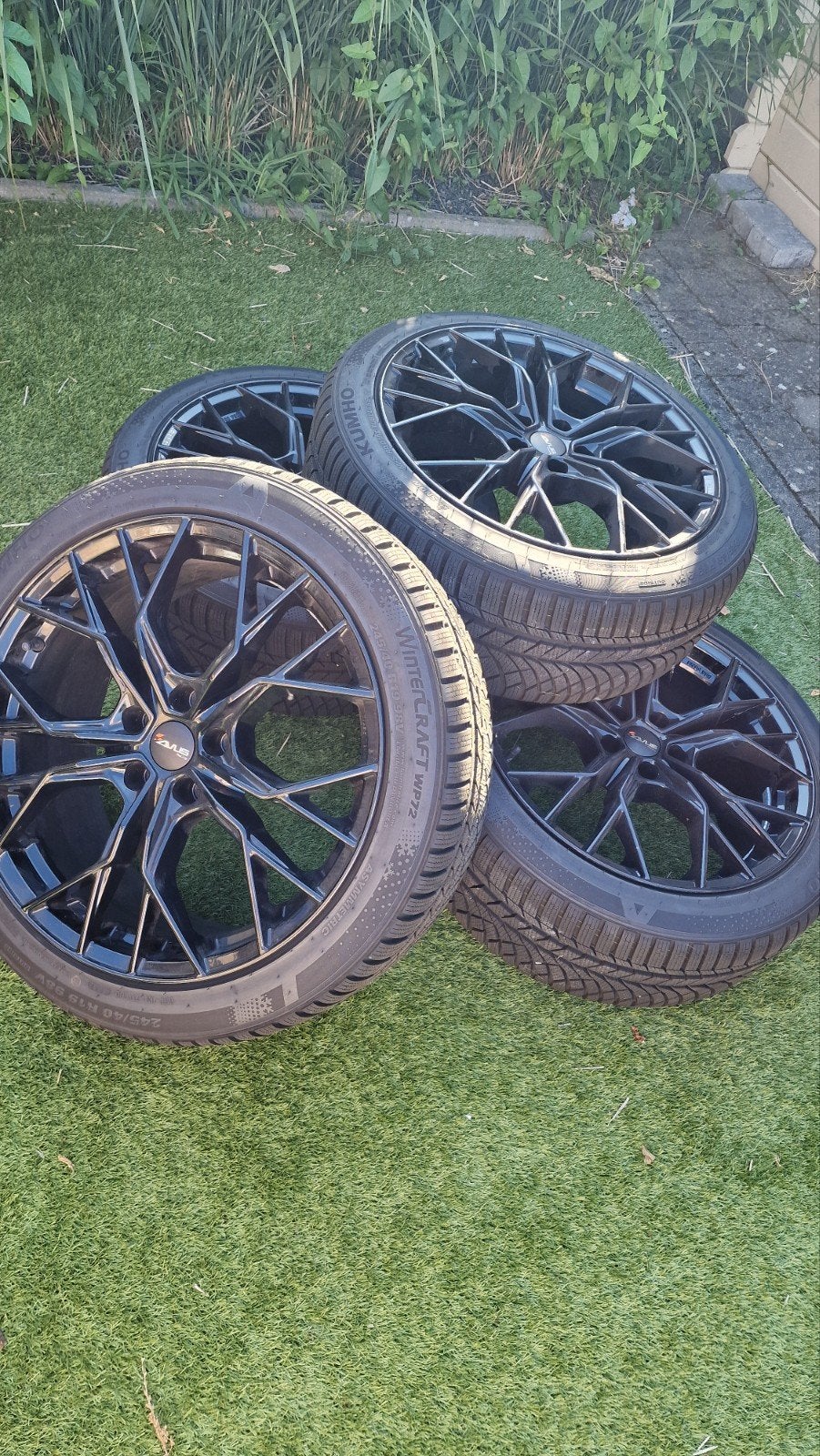 Set van 4 complete winterwielen
AVUS zwarte lichtmetalen ve, Autos, Particulier, Achat, Jantes en alliage léger
