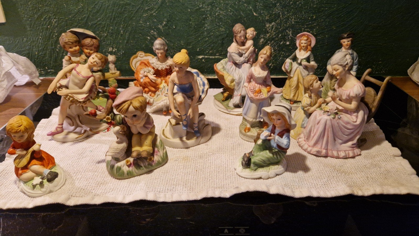 12 figurines, Enlèvement