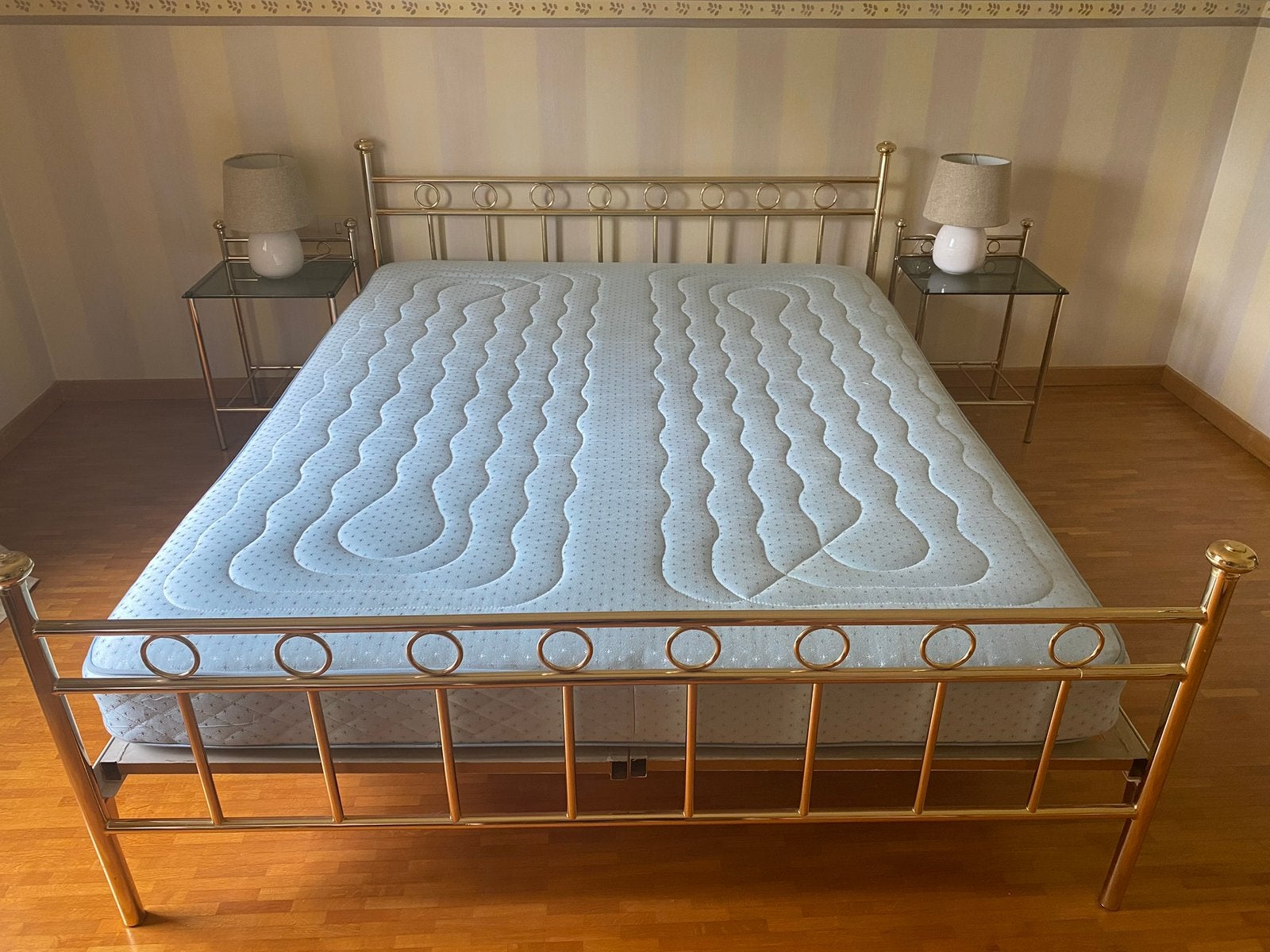 Gouden bed met nachtkastjesen lampjes, Huis en Inrichting, Slaapkamer | Bedden, Ophalen, Overige kleuren, Romantisch, Tweepersoons