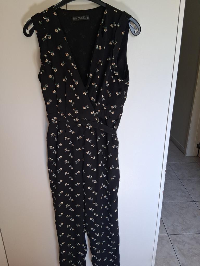 Zwarte jumpsuite met bloeme, Kleding | Dames, Jumpsuits, Maat 38/40 (M), Verzenden