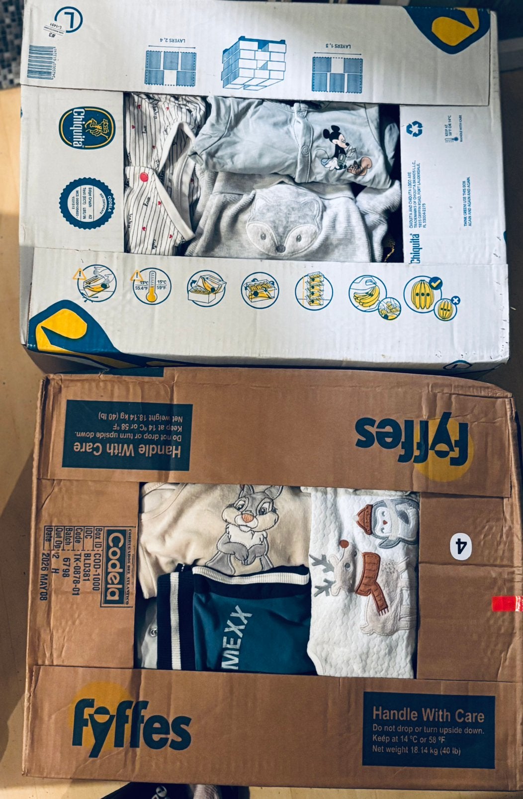 2 bananen dozen vol met kleertjes, Kinderen en Baby's, Ophalen, Zo goed als nieuw