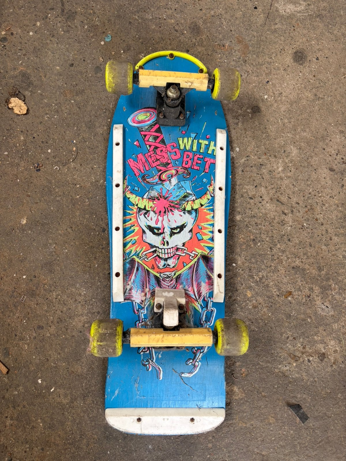Skateboard vintage des années 80 en moins avec les meilleurs, Sports & Fitness, Skateboard, Comme neuf, Skateboard, Enlèvement ou Envoi
