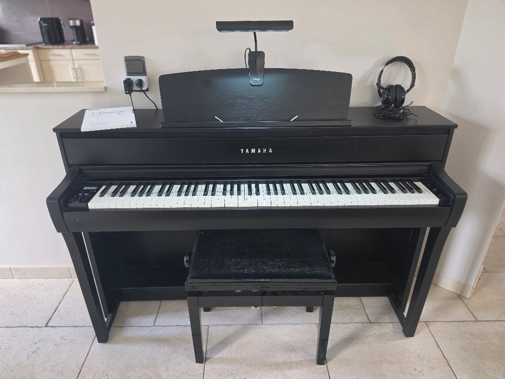 Yamaha Clavinova CLP-675B digitale piano met accessoires, Ophalen, Zwart, Digitaal, Zo goed als nieuw