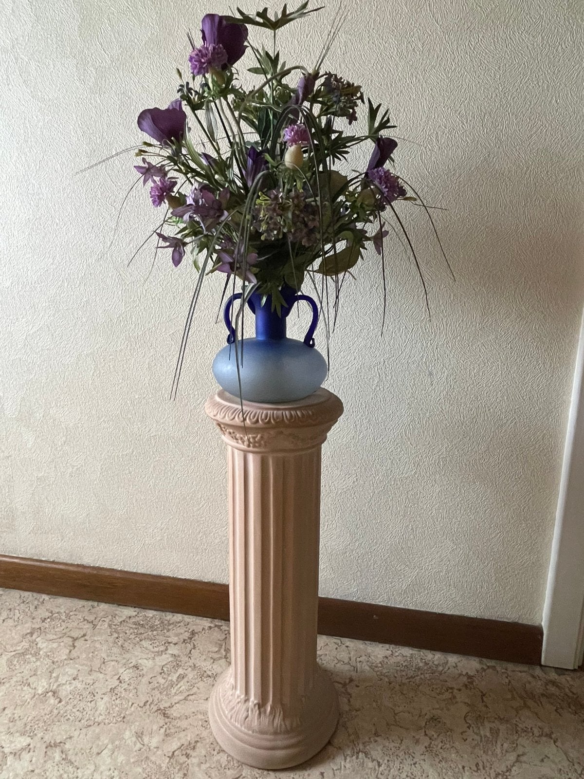 Zuil met vaas en kunstbloemen, Enlèvement, Utilisé
