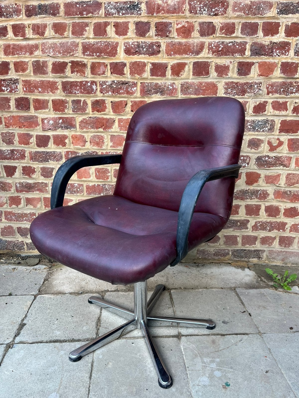 Chaise vintage en cuir bordeaux, base en étoile chromée, Enlèvement, Utilisé