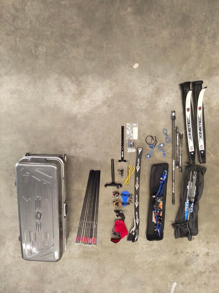 Kinetic arios 2 25' recurve riser boog met accessoires, Ophalen, Zo goed als nieuw, Pijlen