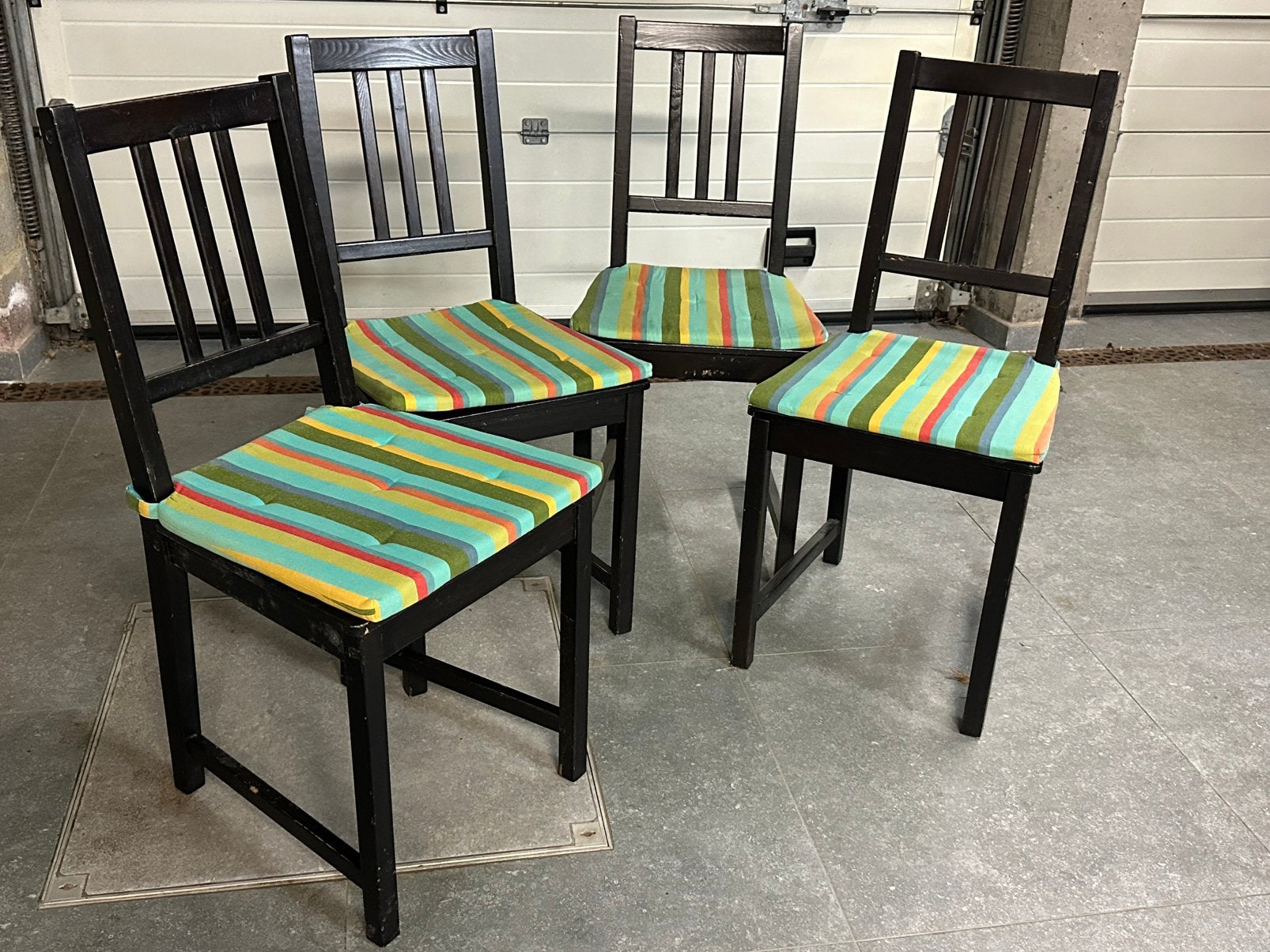4 chaises IKEA + coussins colorés sympa, Enlèvement, Utilisé, Bois, Quatre