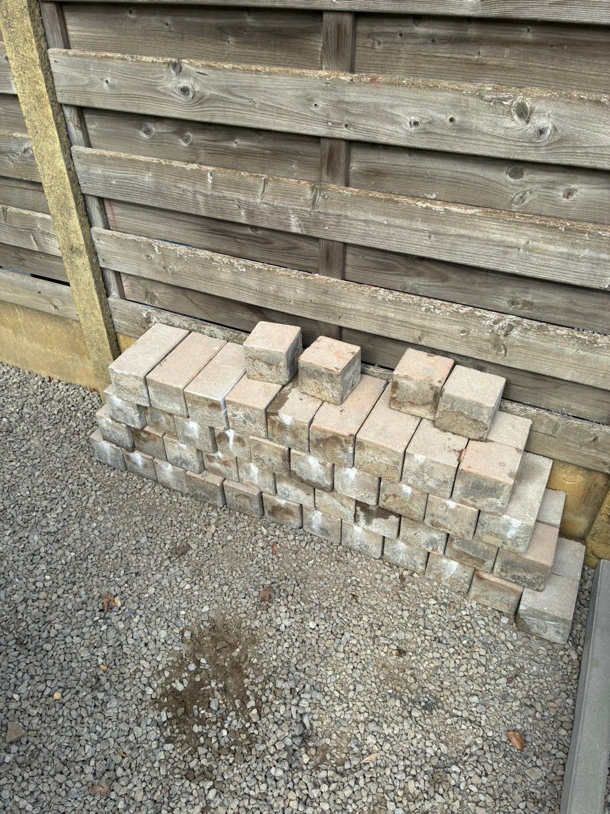Gratis oude beerse stenen en betonnen klinkers, Doe-het-zelf en Bouw, Ophalen, Gebruikt