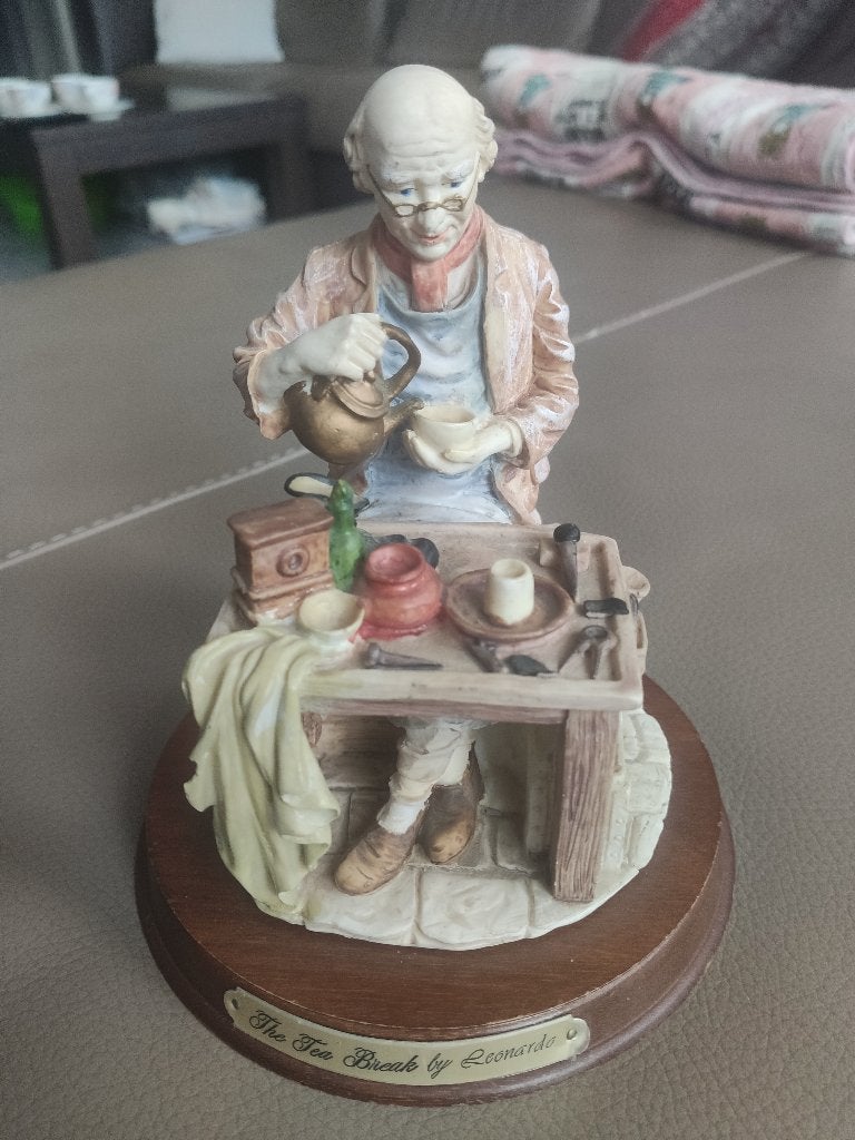 Statuette  "The Tea Break by Leonardo" (Lesser&Pavey), Ophalen, Gebruikt, Mens