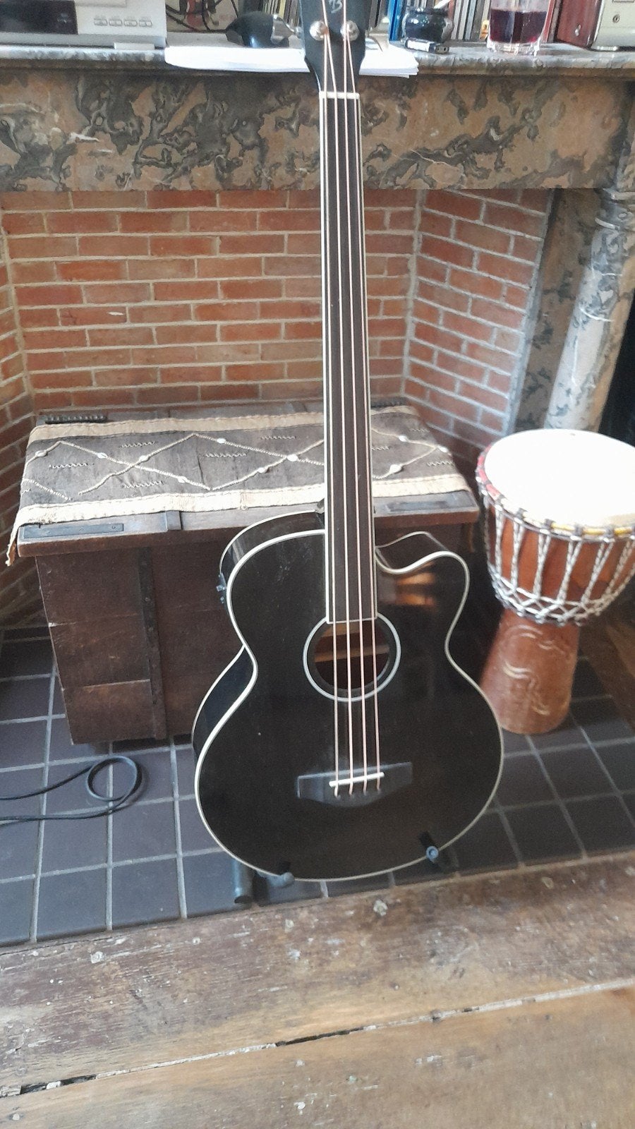 Basse electro acoustique fretless, Muziek en Instrumenten, Snaarinstrumenten | Gitaren | Bas, Ophalen, Zo goed als nieuw, Akoestisch